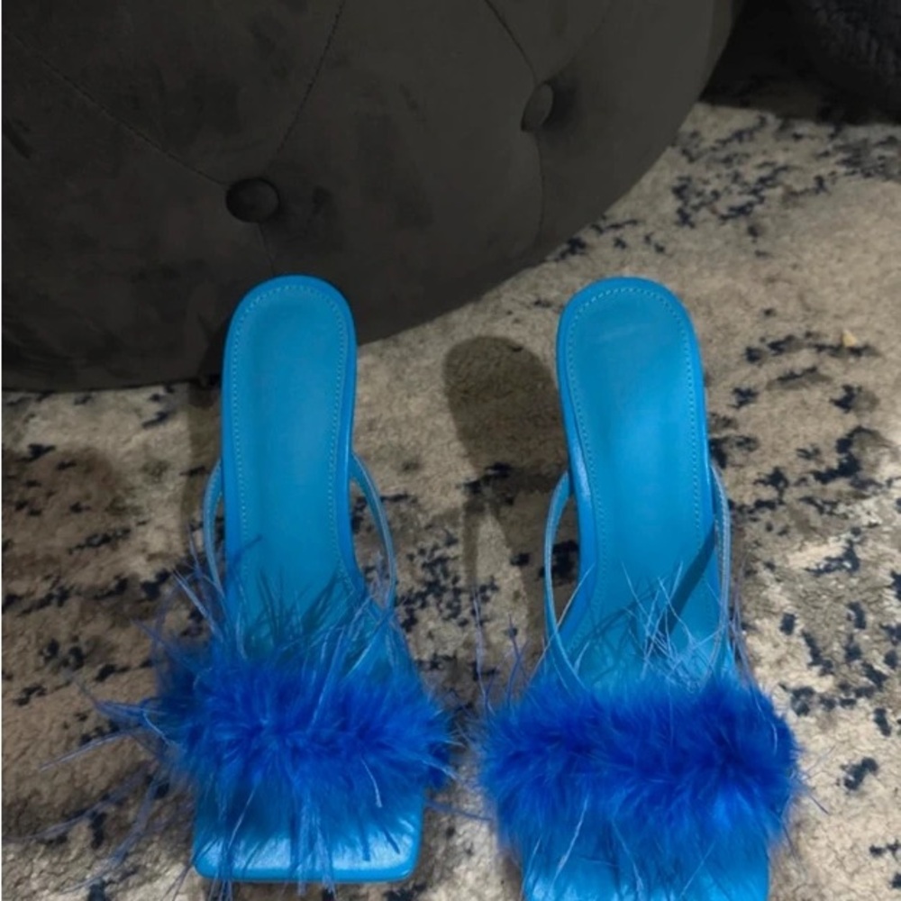 Chic Blue Feathered Women's Heels